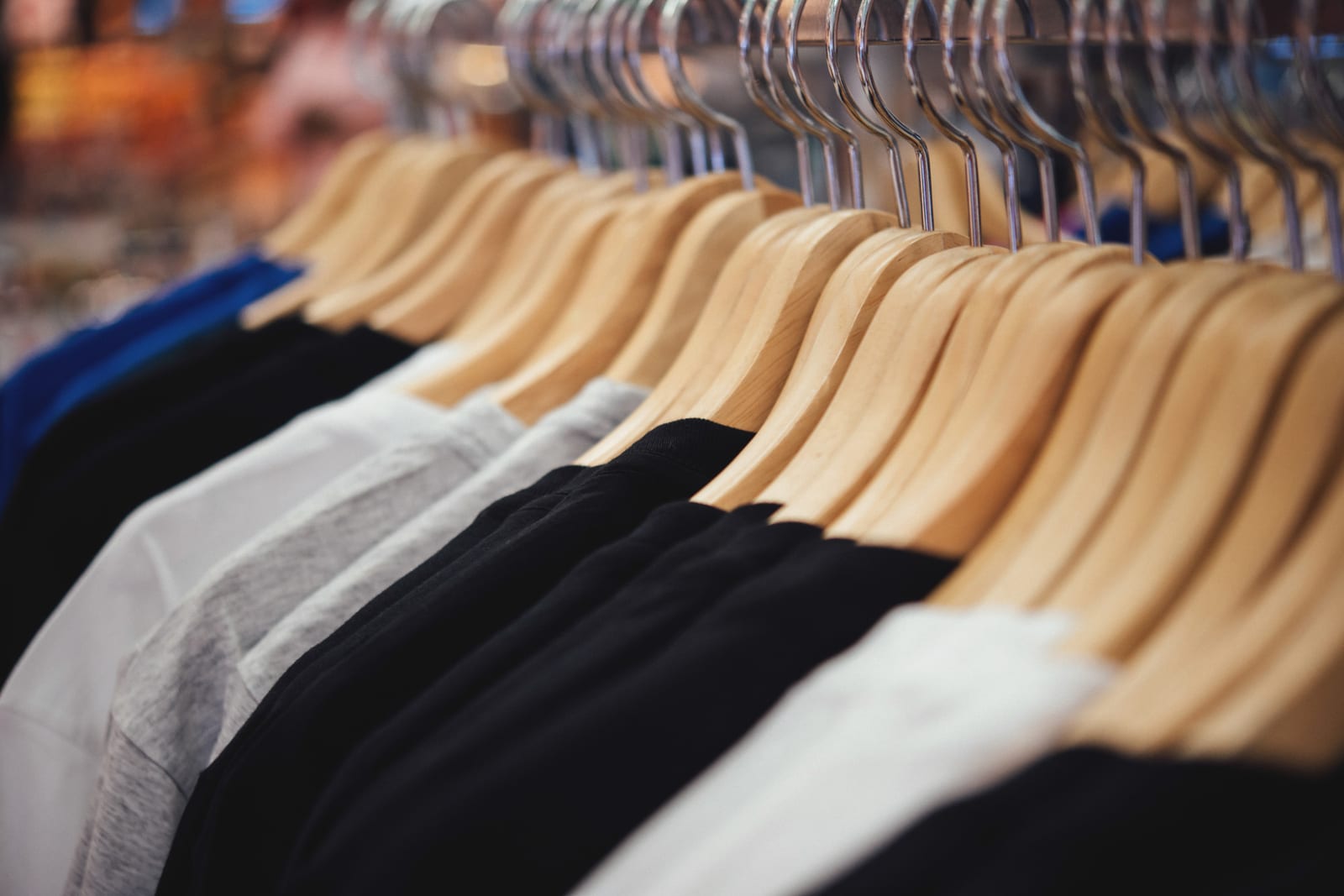 Kleiderbügel mit Kleidung in einem modernen Boutique-Shop