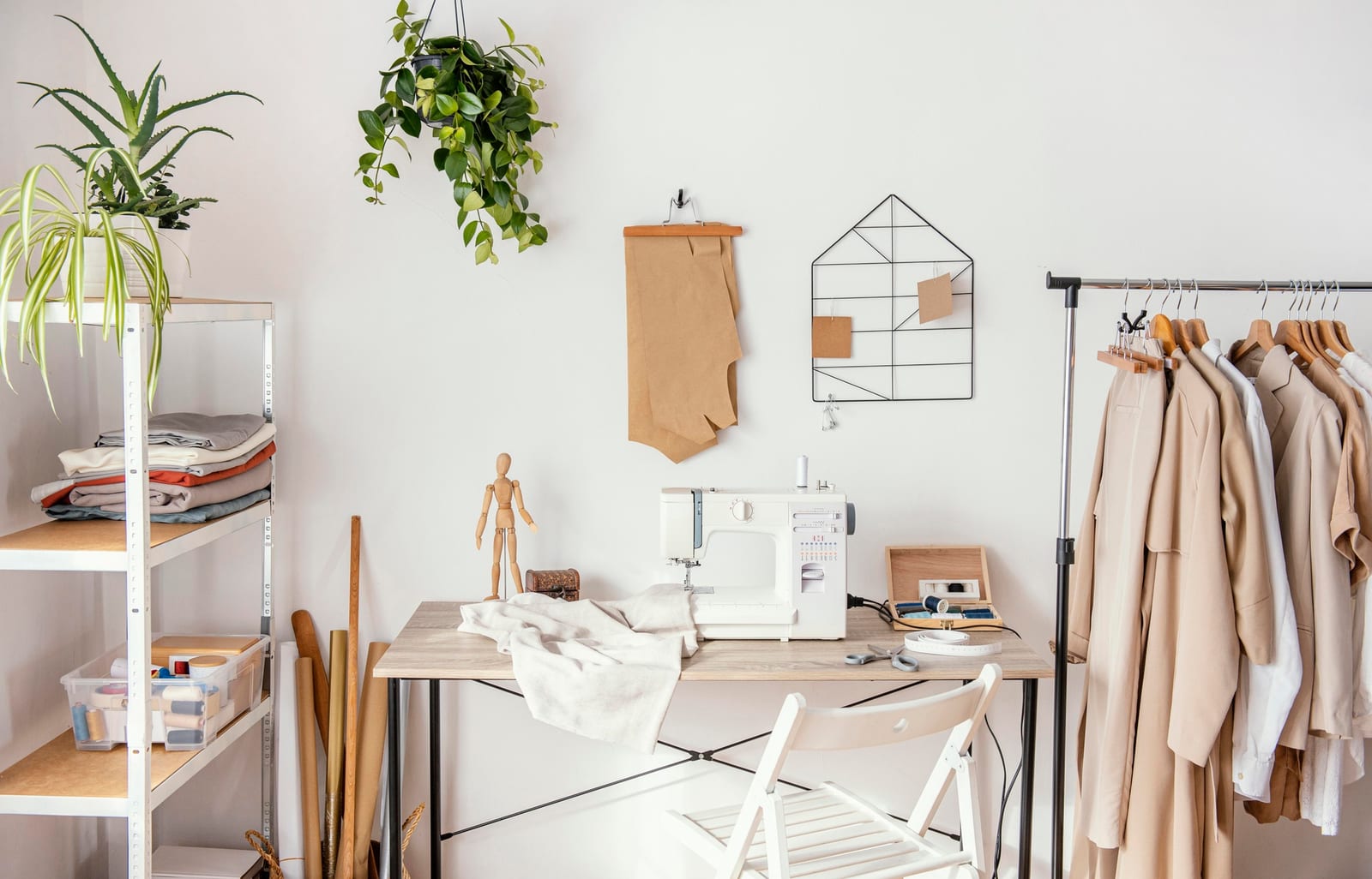 Blick in ein Schneideratelier mit Kleidungsstücken